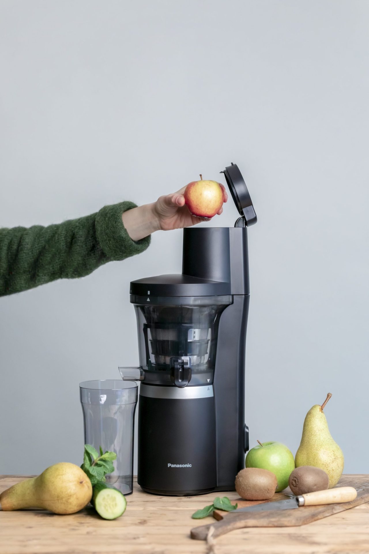 Eat this Panasonic Slow Juicer Keyvisual%20L700%20In%20Use 13 SCREEN Green%20Kiwi%20Juice scaled